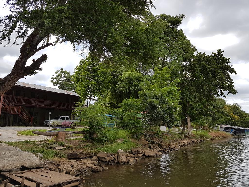 Aajam Riverfront Rooms Kanchanaburi City Exterior photo