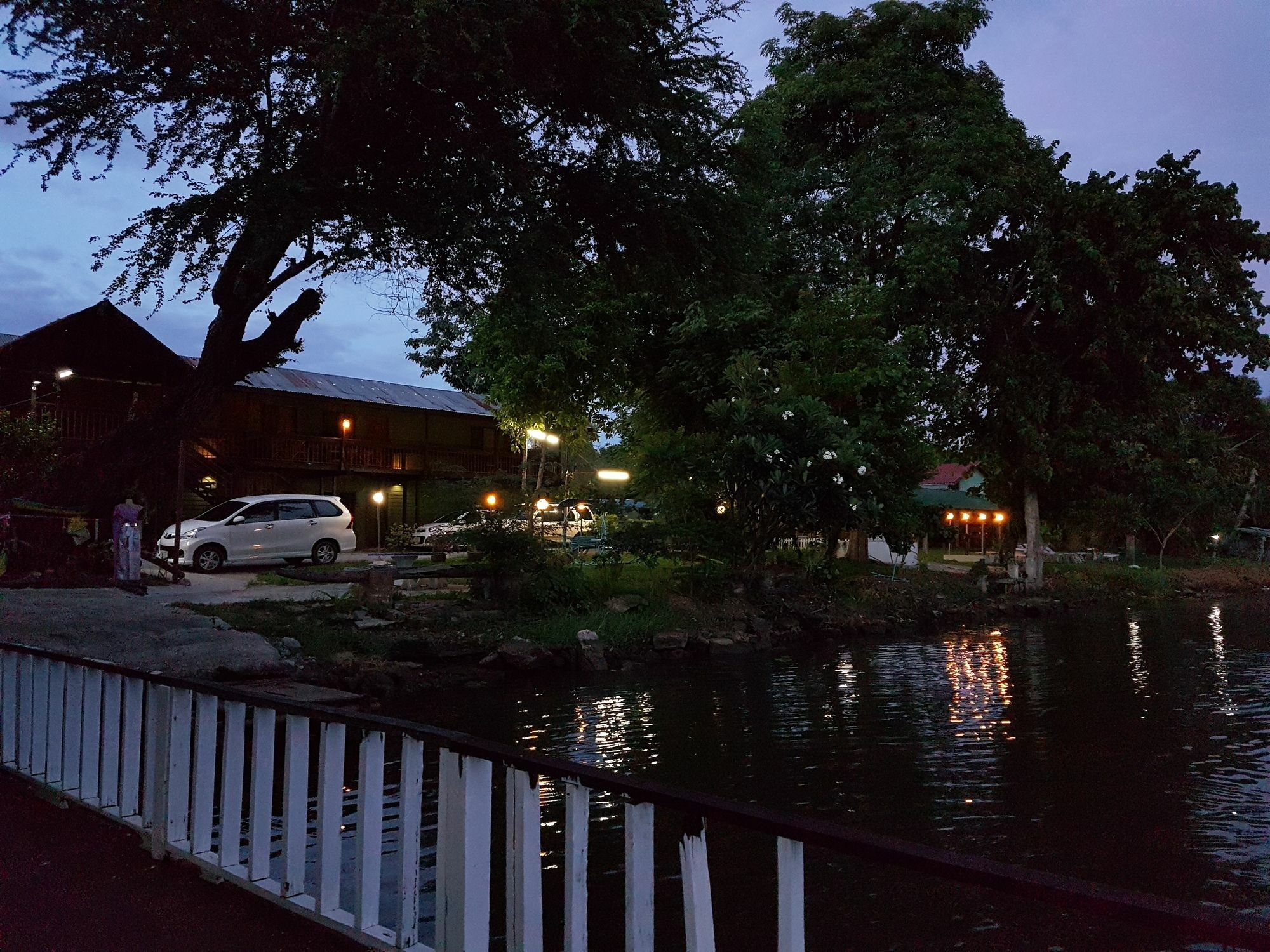 Aajam Riverfront Rooms Kanchanaburi City Exterior photo
